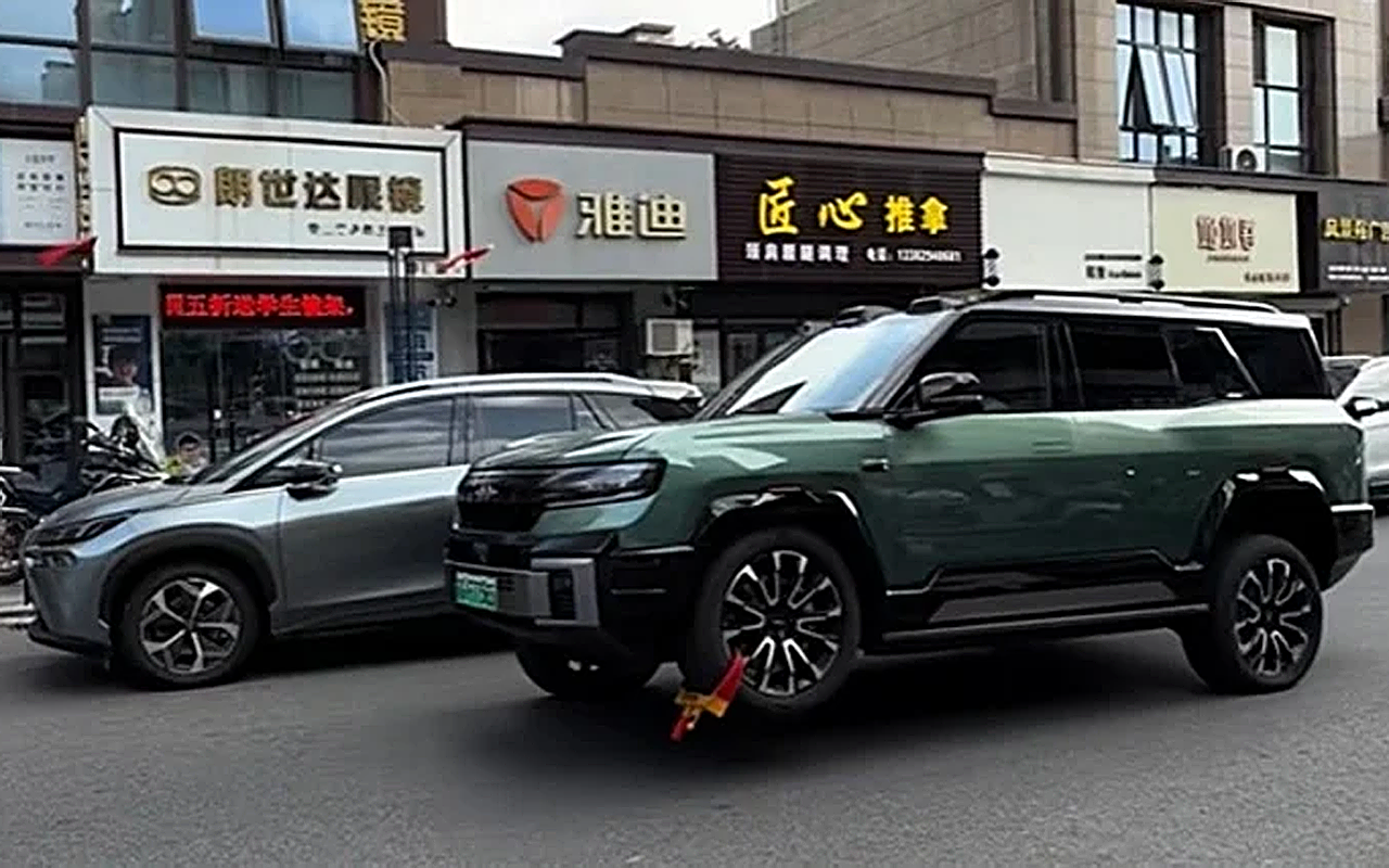 BYD Fang Cheng Bao 8 заметили на улице на трех колесах