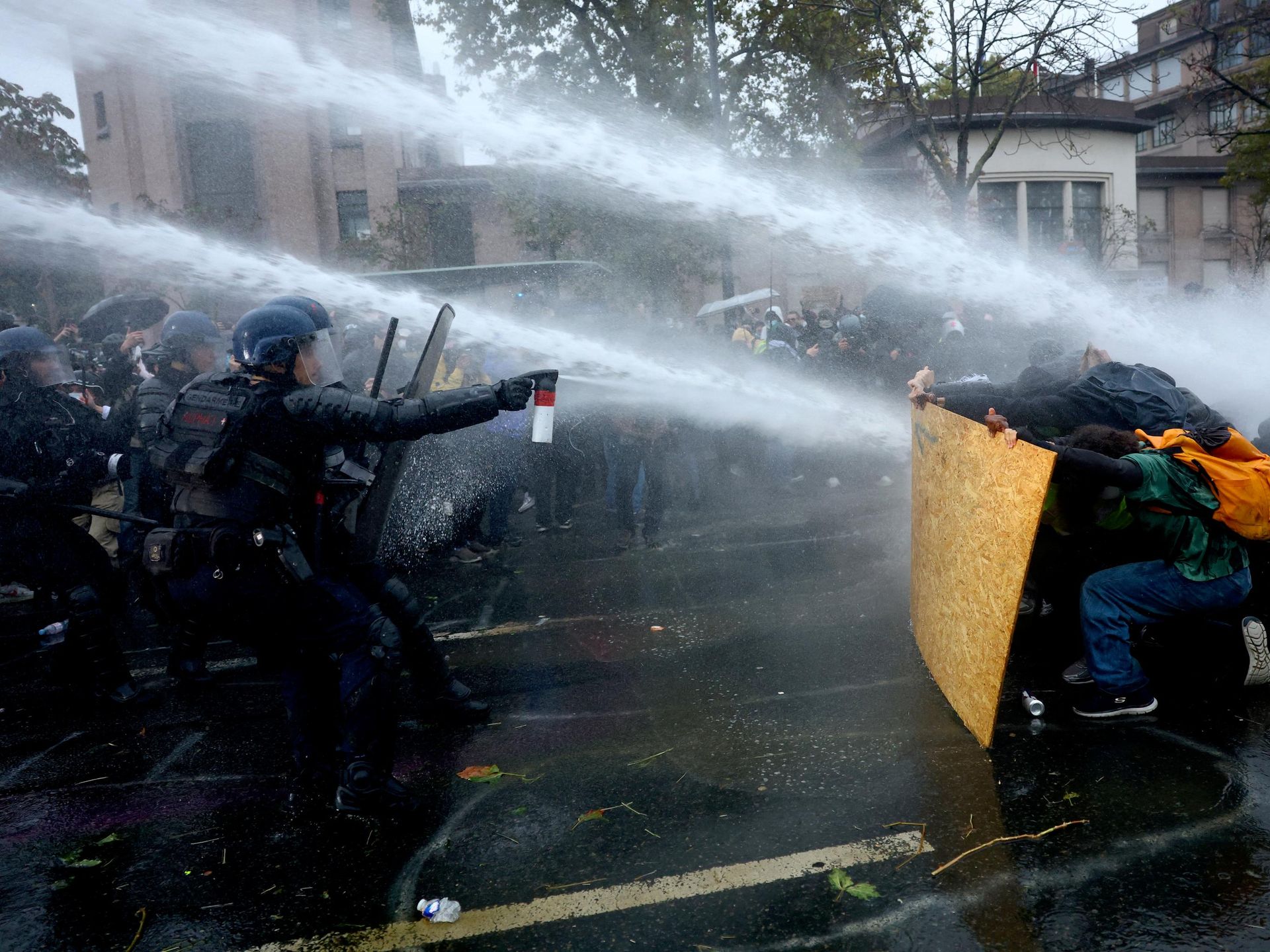 Во Франции протесты завершились столкновениями с полицией в Париже и Лиможе