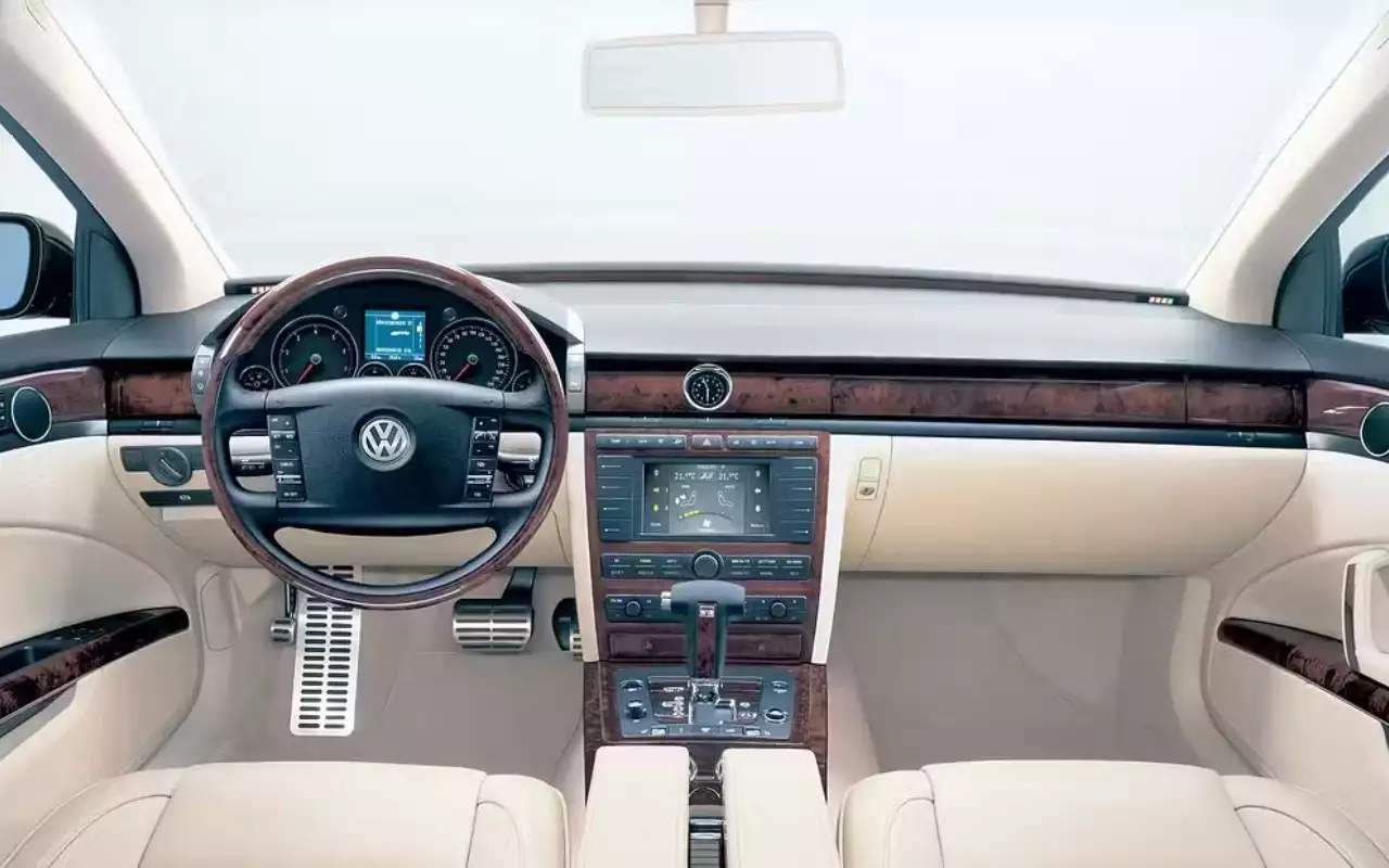 Volkswagen Phaeton W12 потерял 84% стоимости, но не стал дешевым в содержании