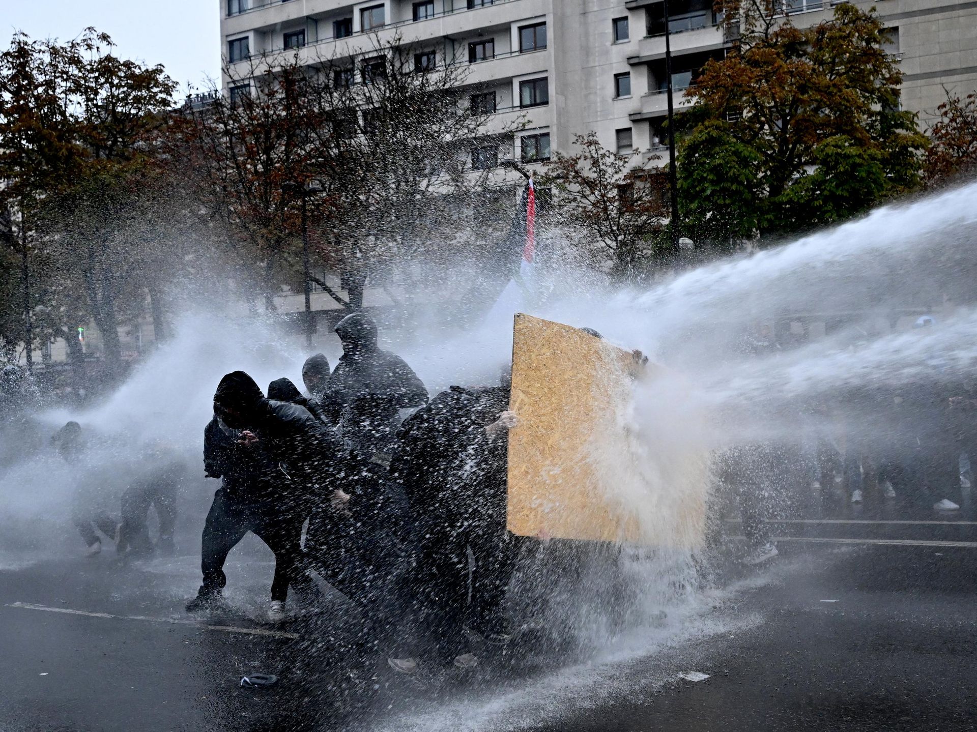 Во Франции после массовых протестов задержали более 1,3 тысячи человек