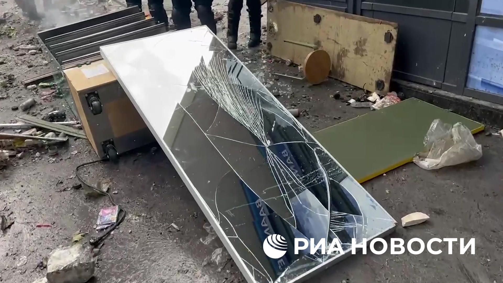 Протестующие подожгли здание мэрии французского Лиможа