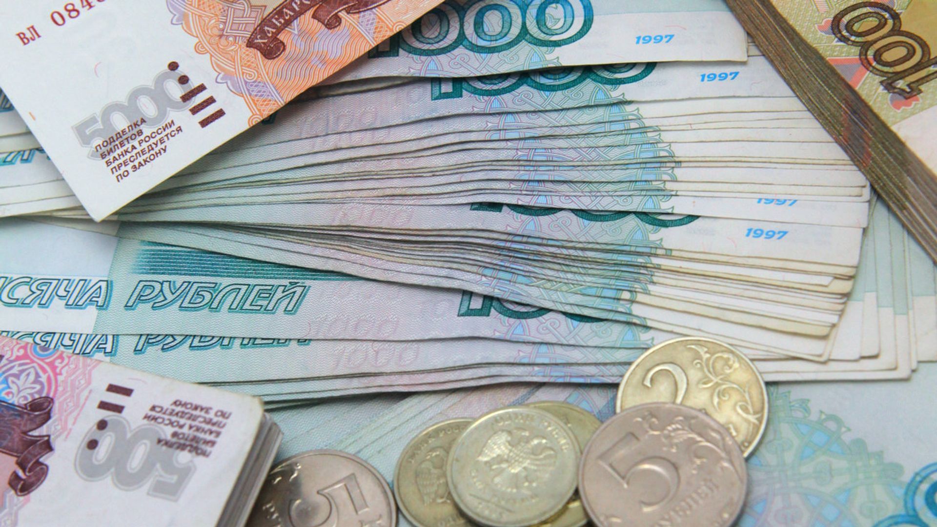В пяти регионах России средняя зарплата в августе превысила 150 тысяч рублей