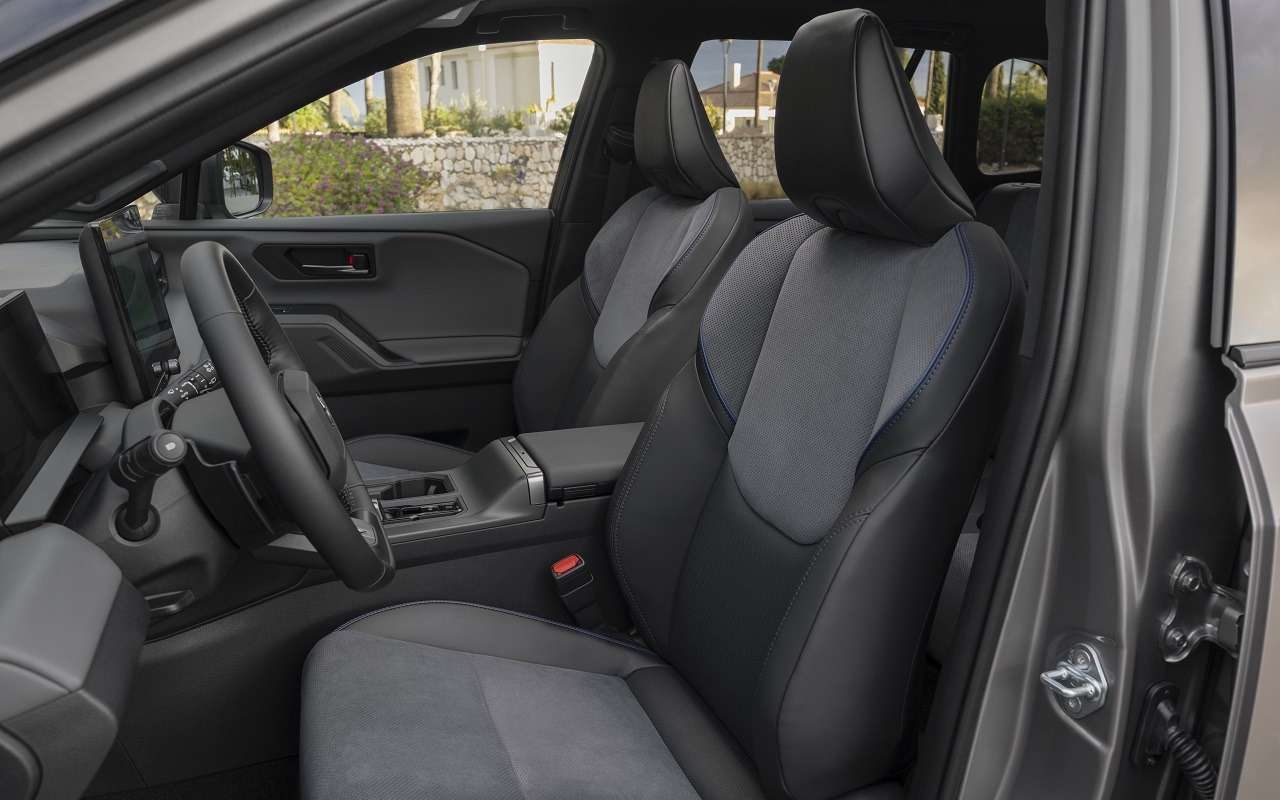 Новые Toyota RAV4 шестого поколения в России: цены начинаются от 3,9 млн рублей