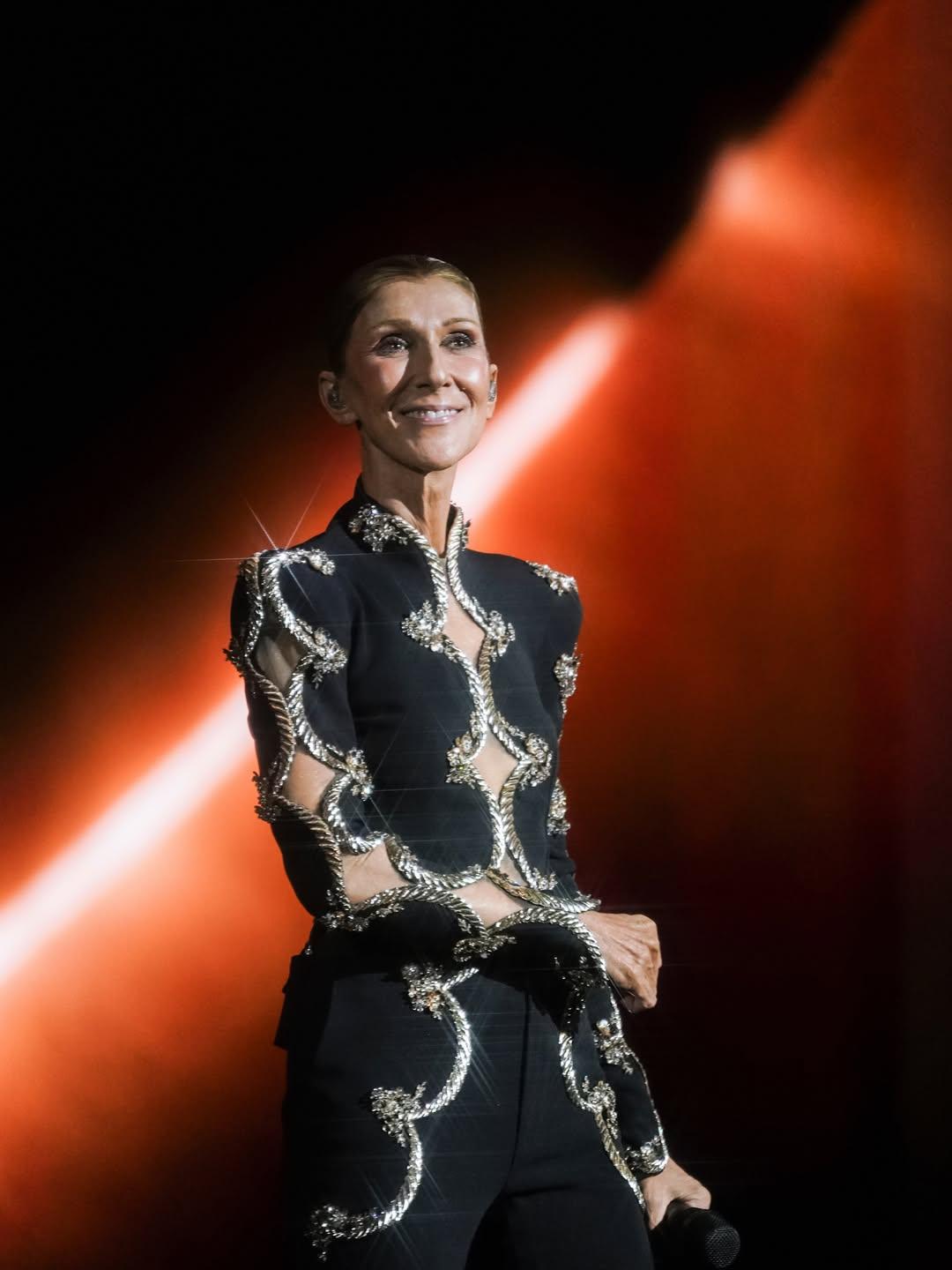 Селин Дион вернулась на сцену в кутюрных образах Dior, Schiaparelli и Louis Vuitton