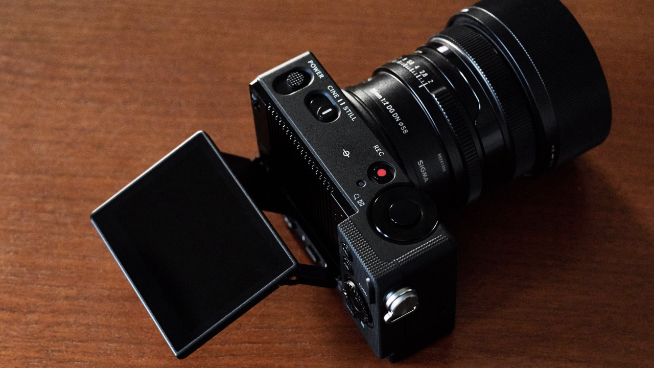 Sigma представила компактную полнокадровую камеру FP2 с записью 6K до 60 кадров/с