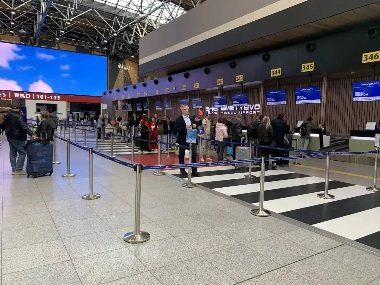 В московских аэропортах задержали сотни рейсов после ночного «ковра»