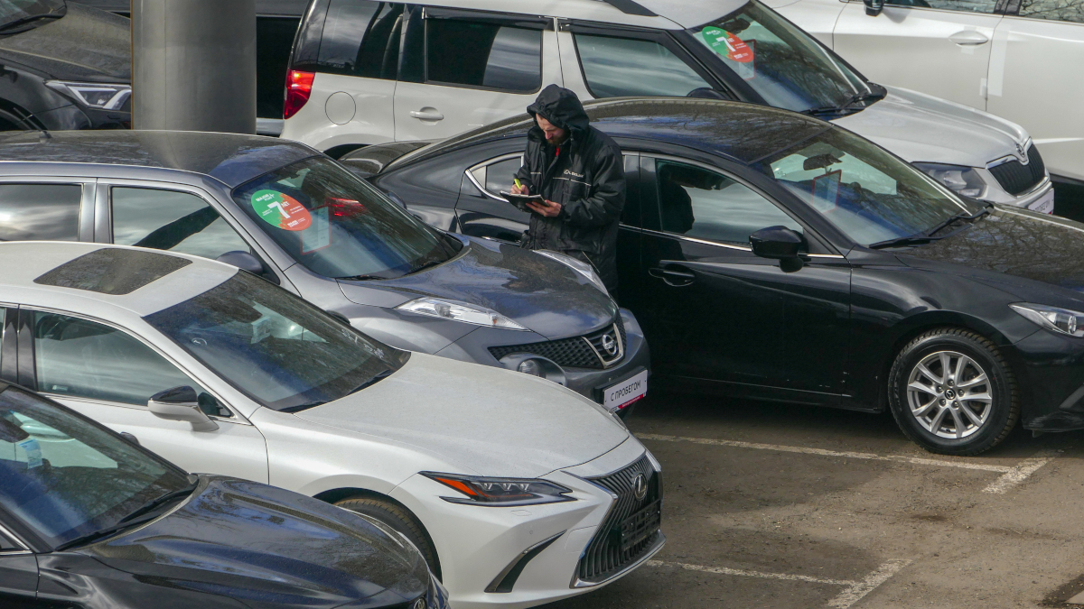 Авторынок России за девять месяцев вырос почти на 5%