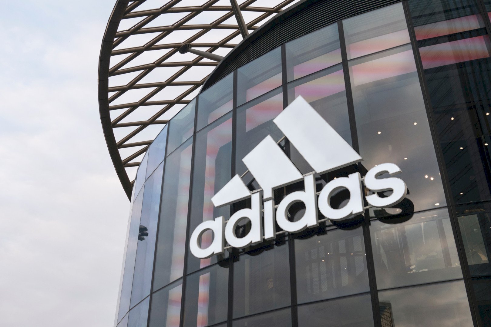 Adidas зарегистрировал логотип в России до 2035 года