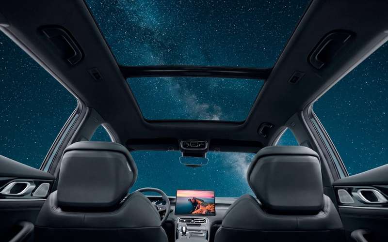 Обновленный Geely Atlas представили в Казахстане: комплектации и цены