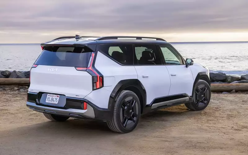 Kia обновила EV9: богатое оснащение и бесплатный овербуст