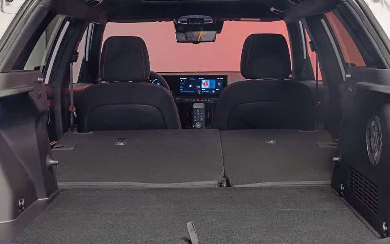 Hyundai Bayon стал крупнее и получил гибридную версию