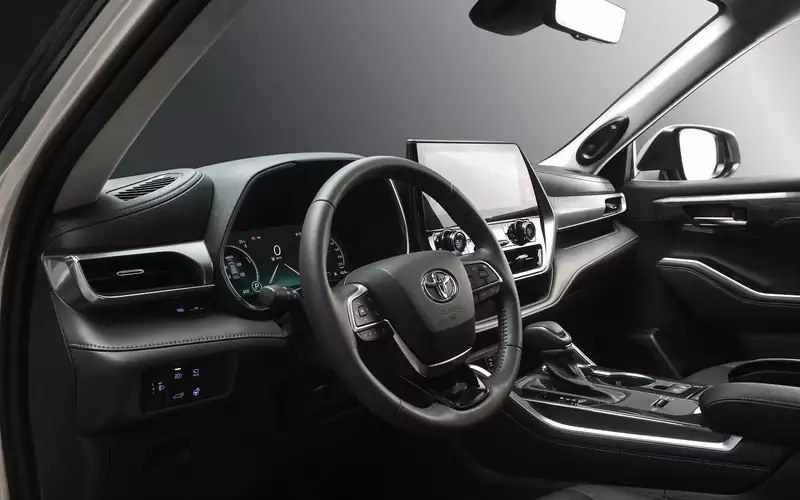 Toyota Highlander вернулся в Россию: цены и комплектации
