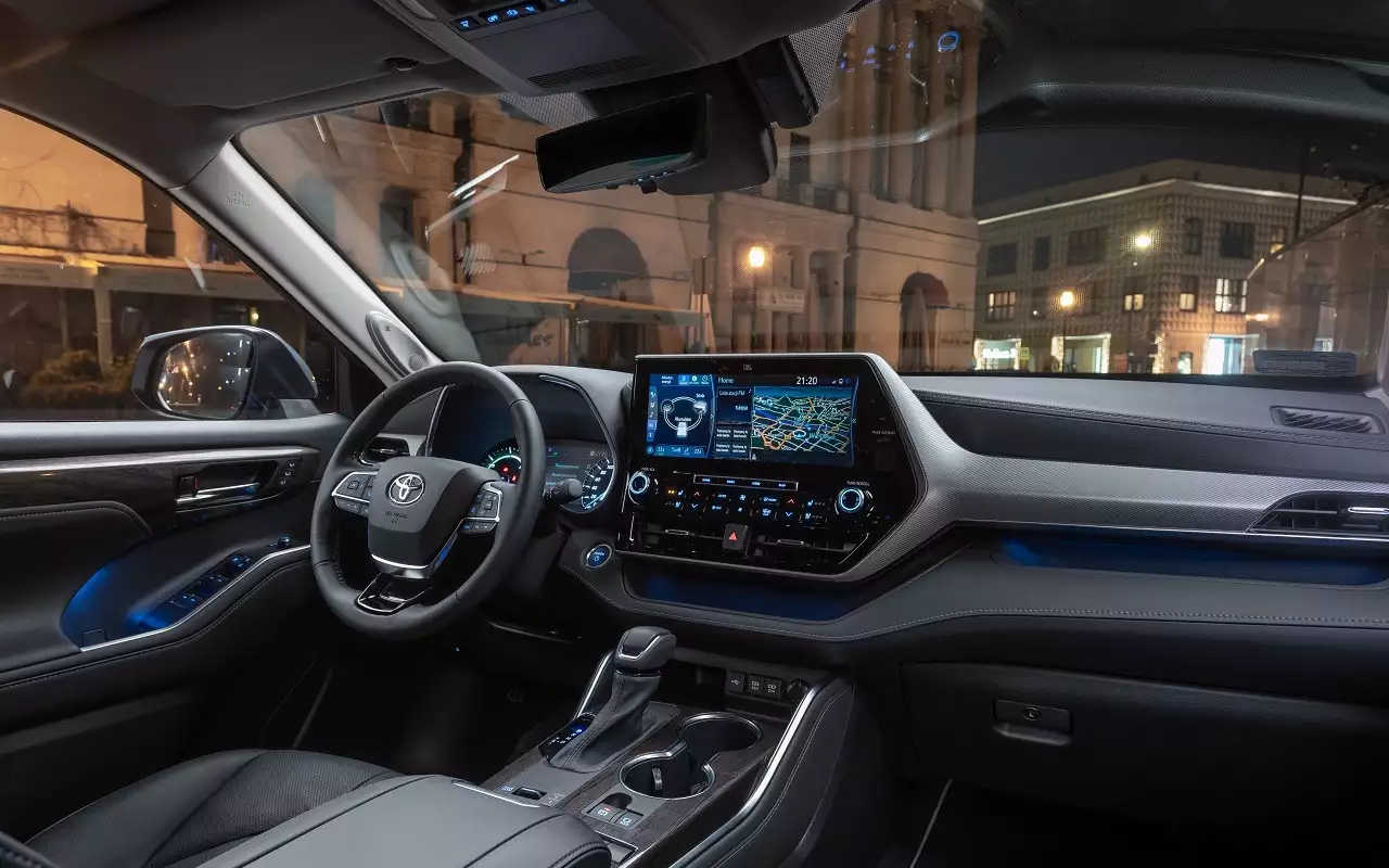 Новые Toyota Highlander из Китая продают в России от 4,9 млн рублей