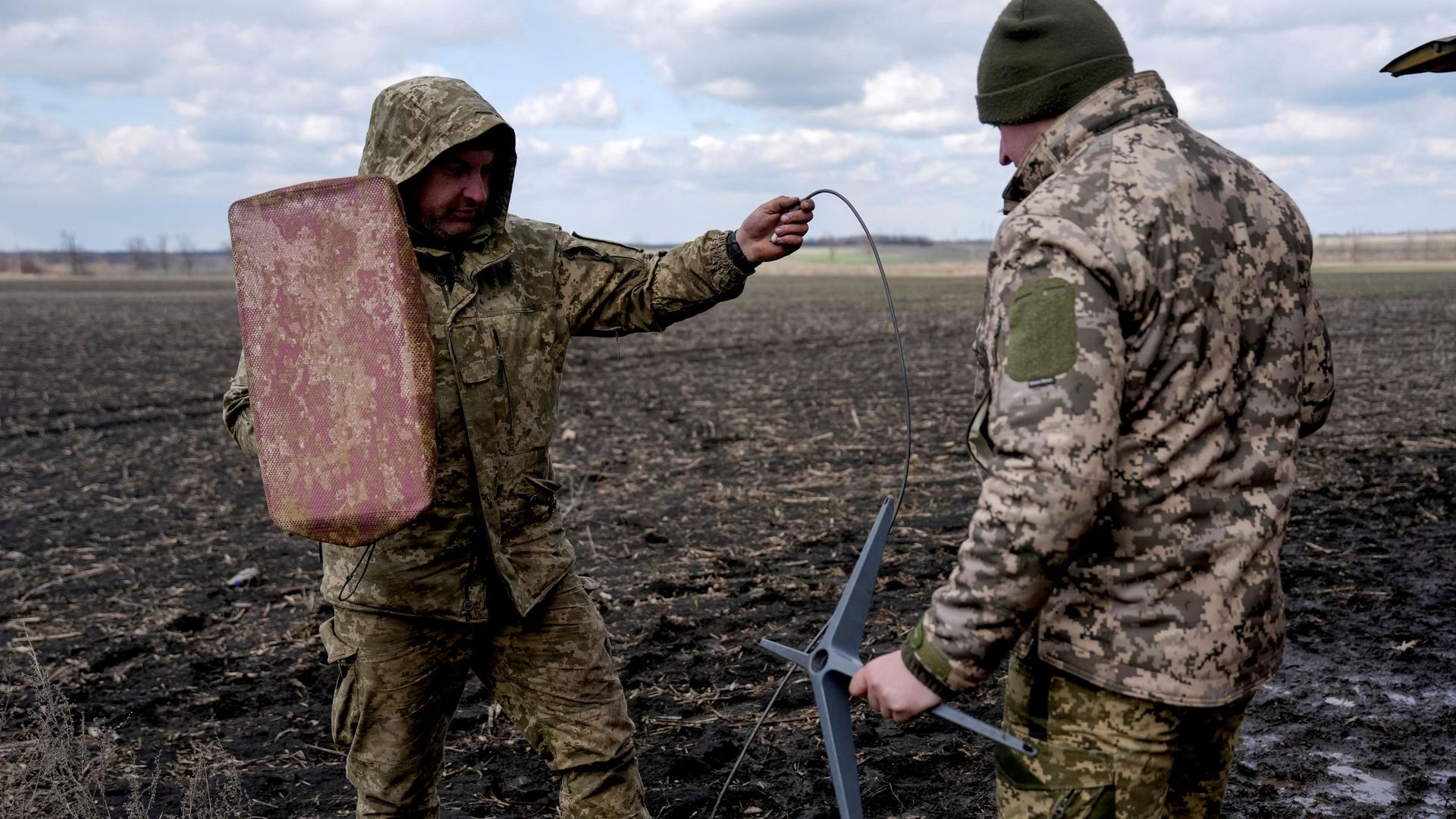 Военнослужащий сообщил о минах-ловушках в виде пачек денег