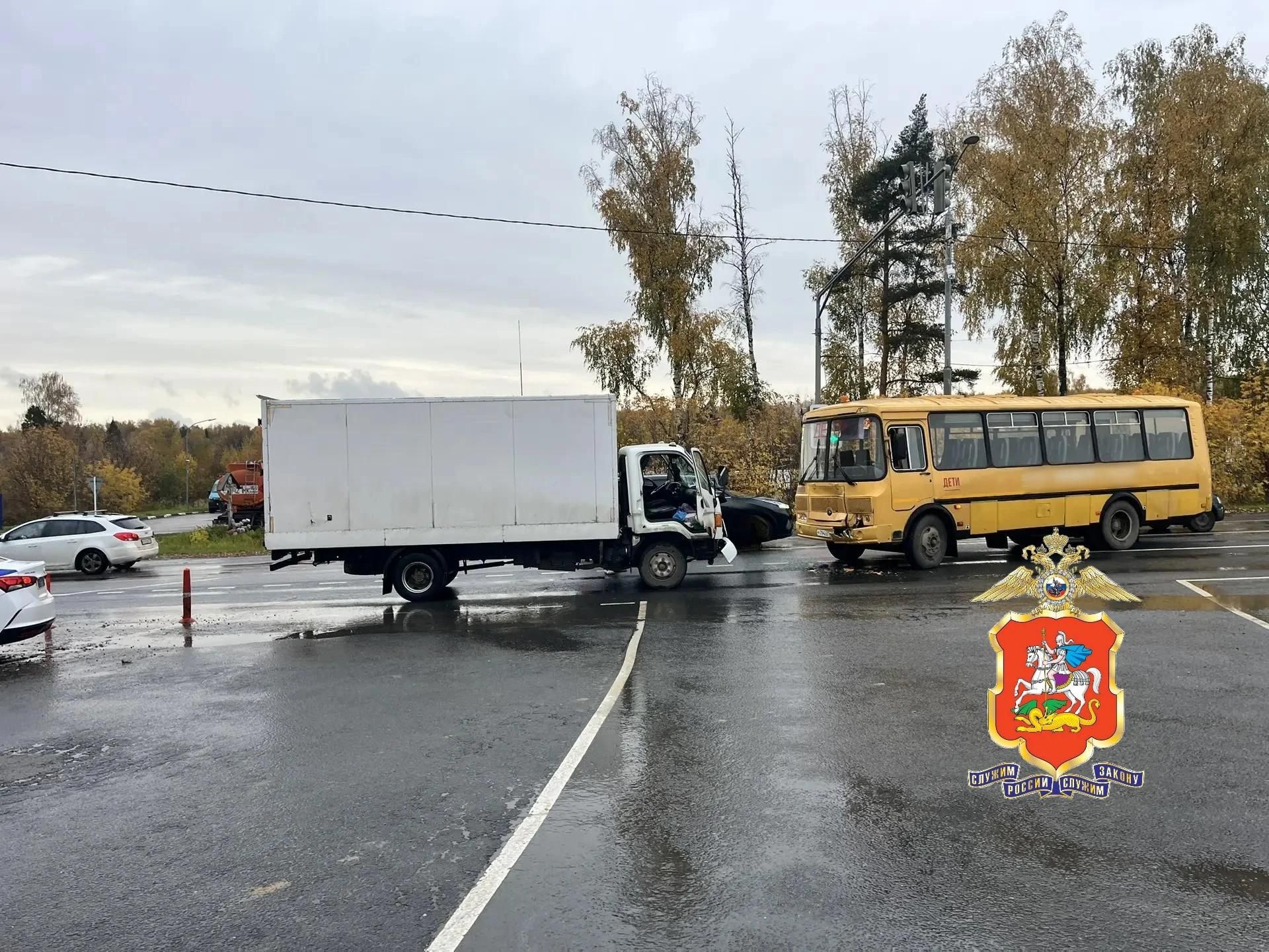 В Подмосковье столкнулись грузовик и автобус с 12 детьми