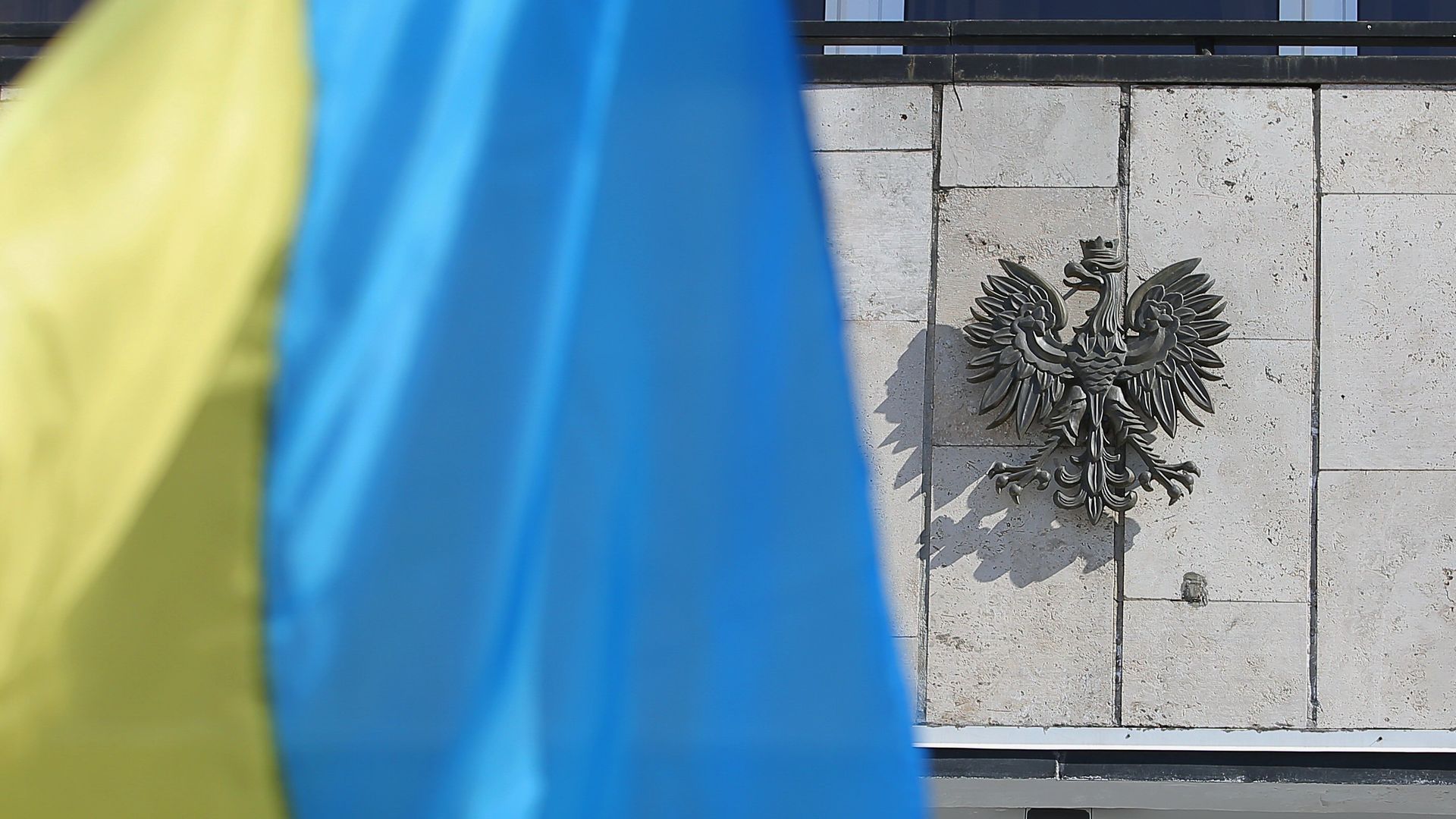 УНИАН: польские пограничники начали проверять галереи телефонов у граждан Украины