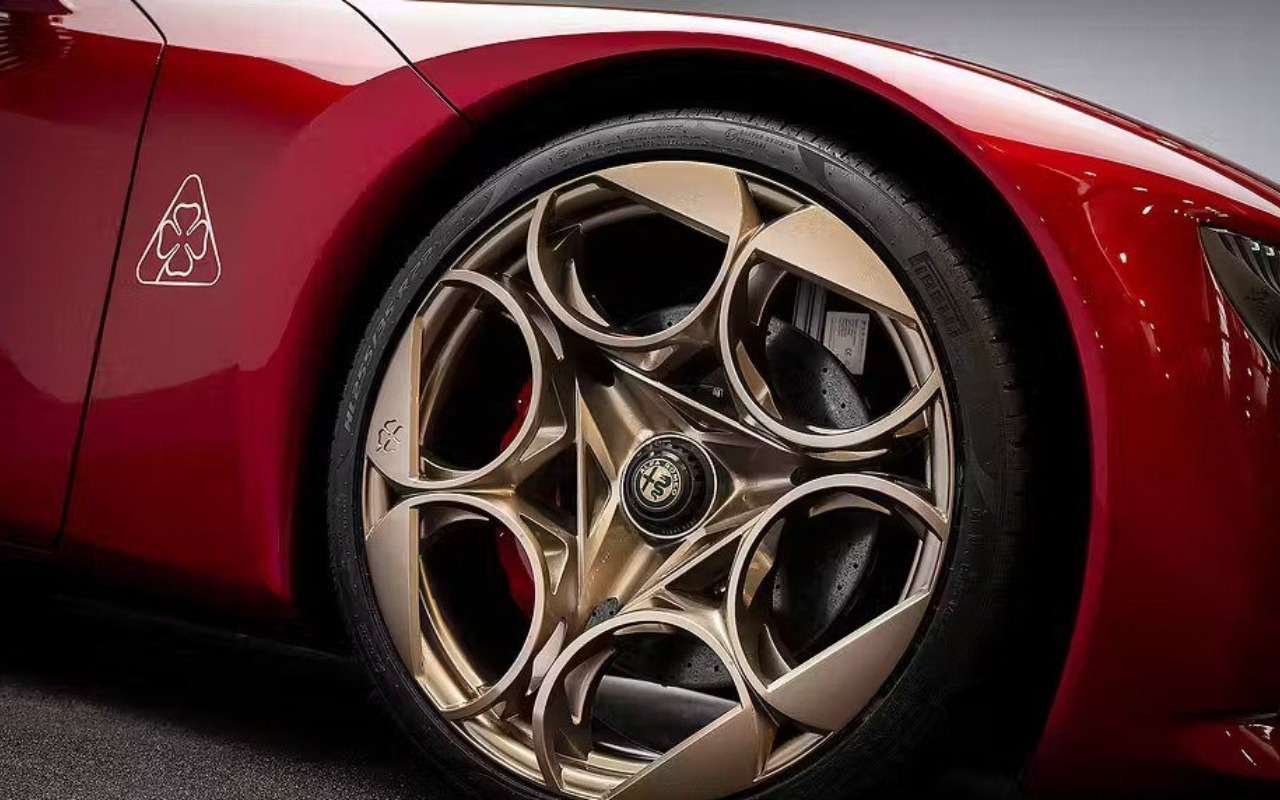Alfa Romeo представила концепт четырехместного купе Cuorerosso