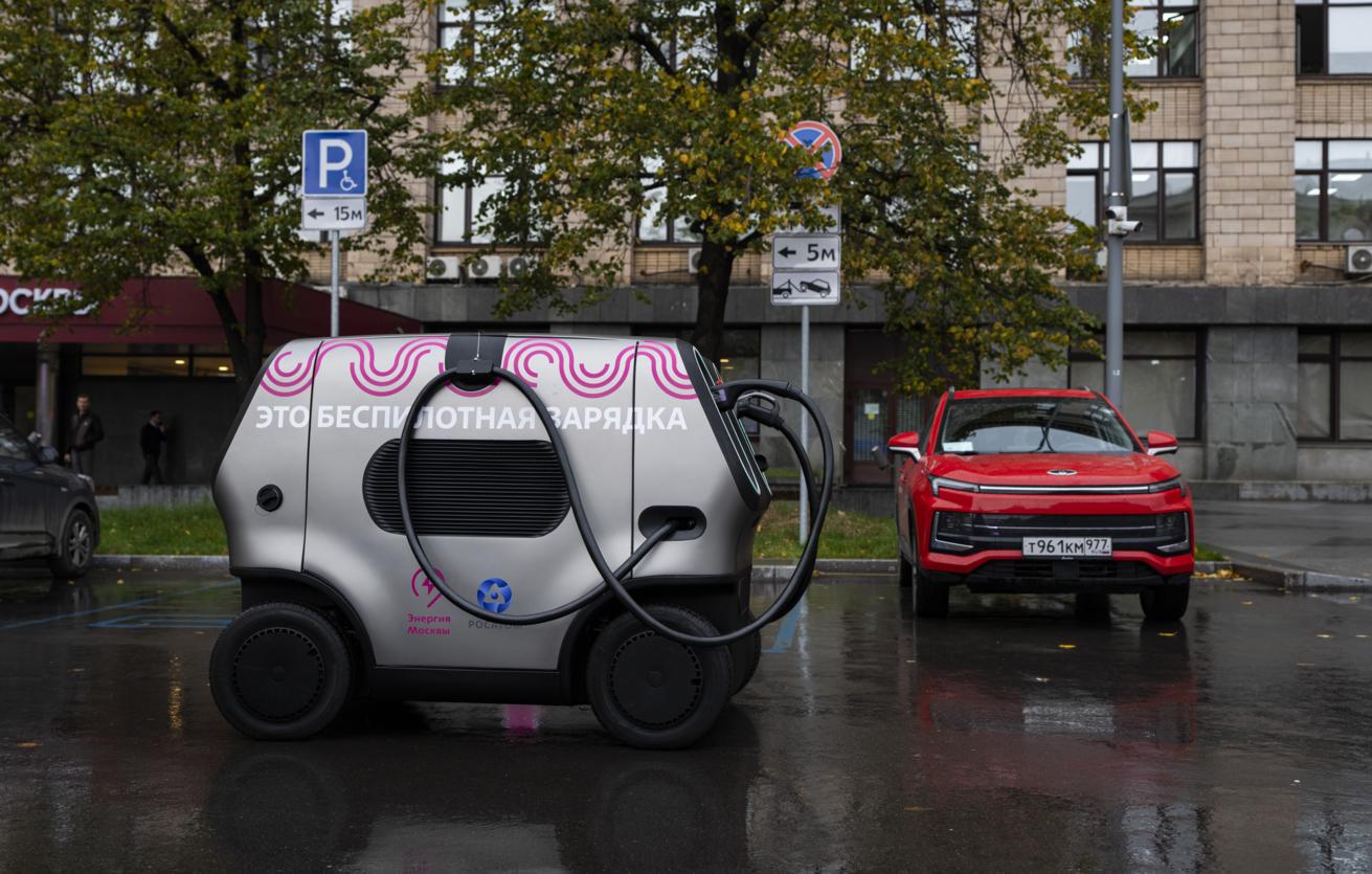 В Москве начали тестировать робота для зарядки электромобилей