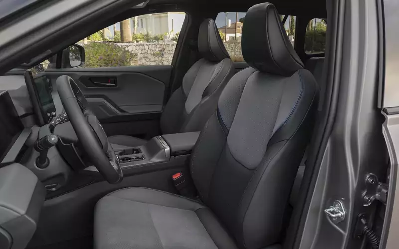 Новые Toyota RAV4 шестого поколения в России: цены начинаются от 3,9 млн рублей