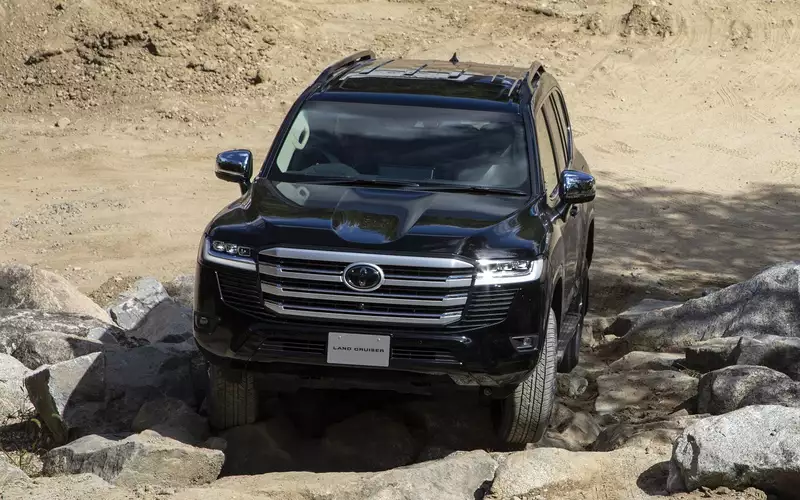 Обновлённые Toyota Land Cruiser 300 продают в России по цене до 17 млн рублей