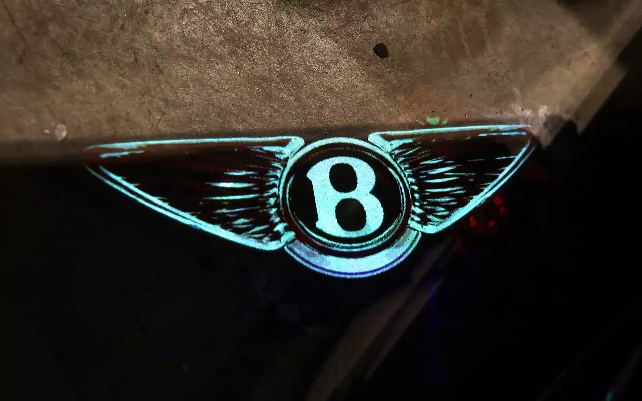 Bentley показала в Нью-Йорке электрический Torcal и светящийся Flying Spur