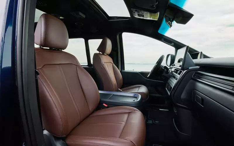 Новые Hyundai Staria 2026 года появились в России по цене от 6,39 млн рублей