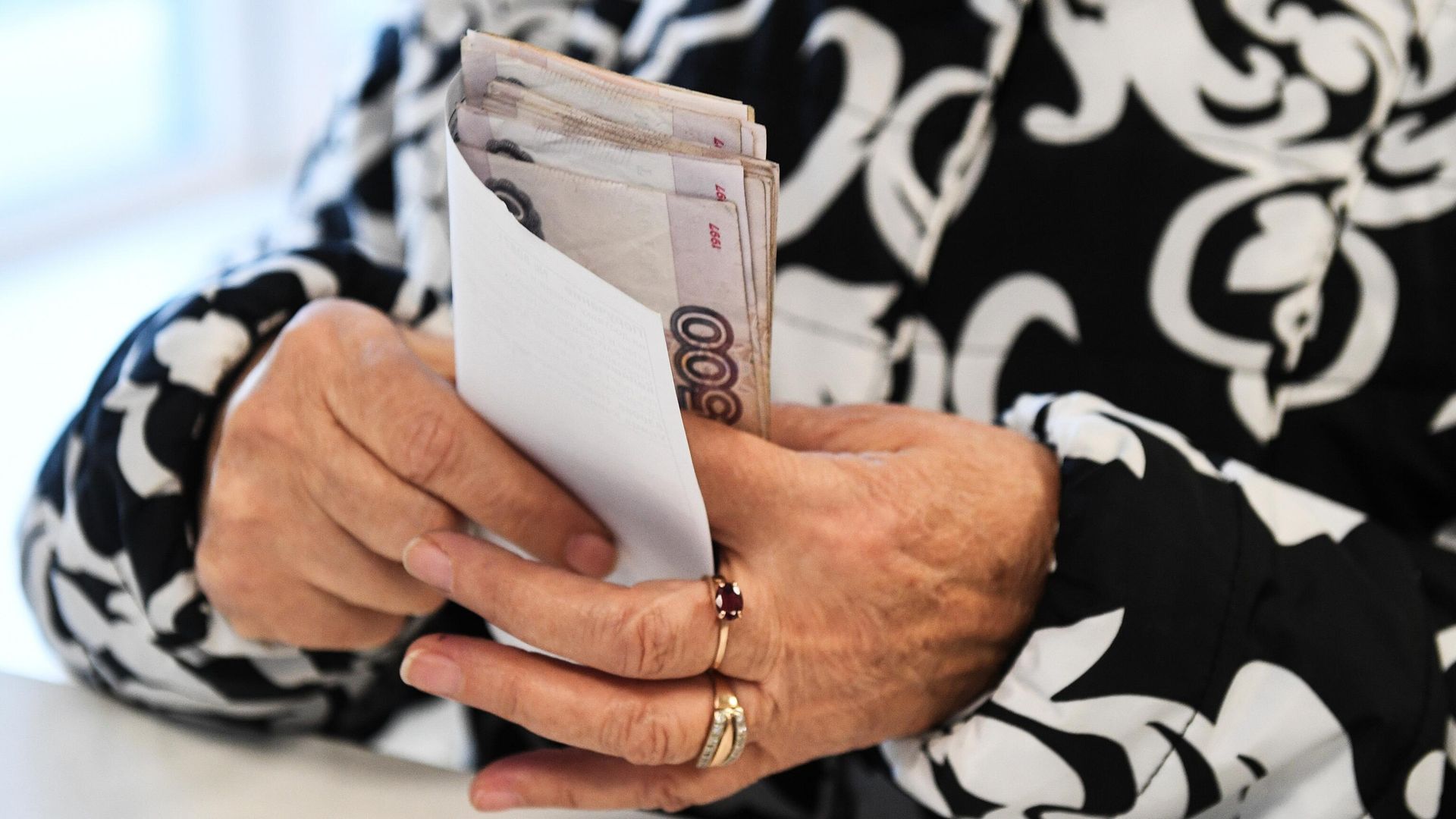 Выплата за уход за людьми старше 80 лет и инвалидами I группы составляет 1,2 тысячи рублей