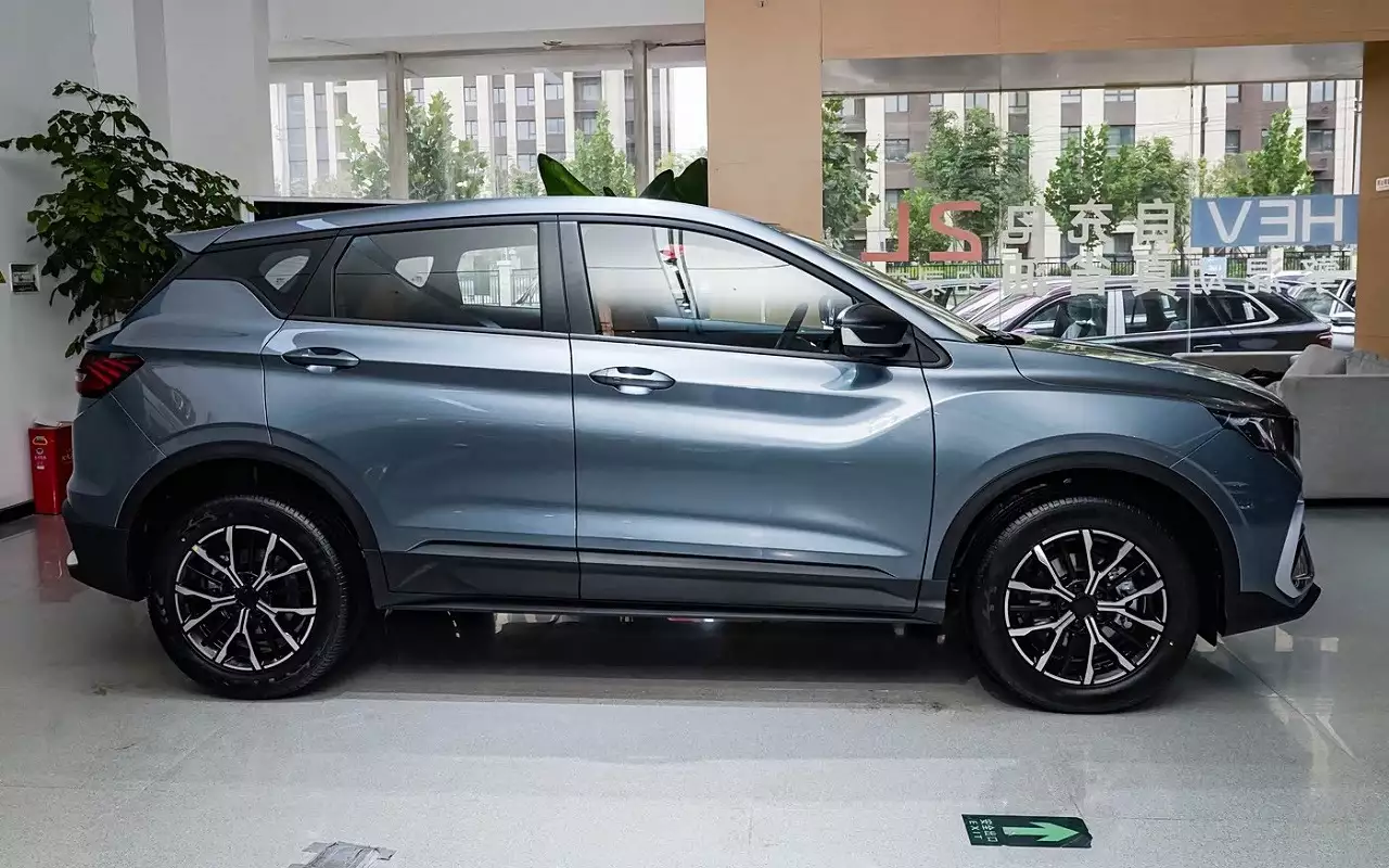 Geely обновит кроссовер Binyue — аналог российского Coolray