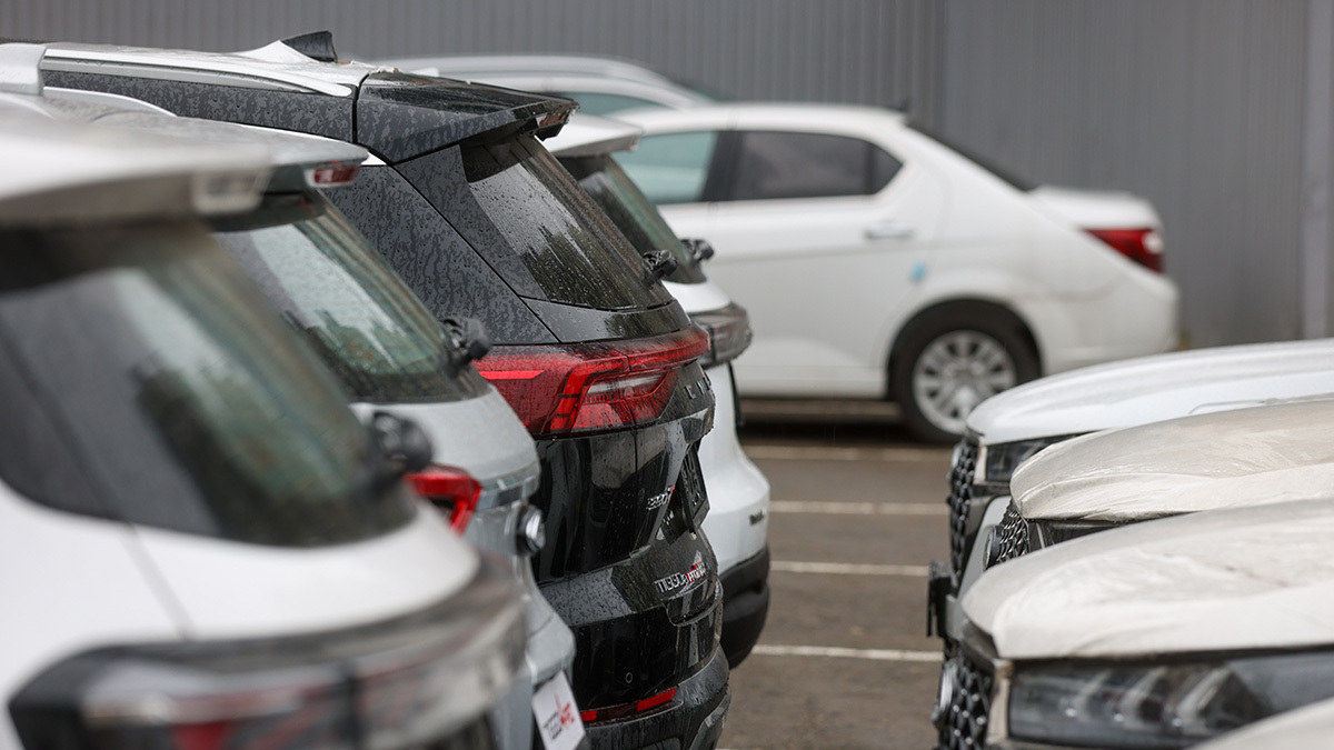 Продажи новых легковых автомобилей в России снизились на 6% за год