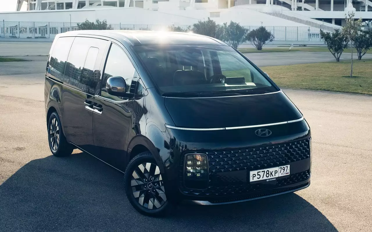 Новые Hyundai Staria 2026 года появились в России по цене от 6,39 млн рублей