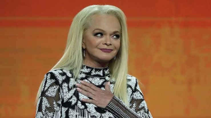Лариса Долина рассказала о штрафе за езду с проблесковыми маячками