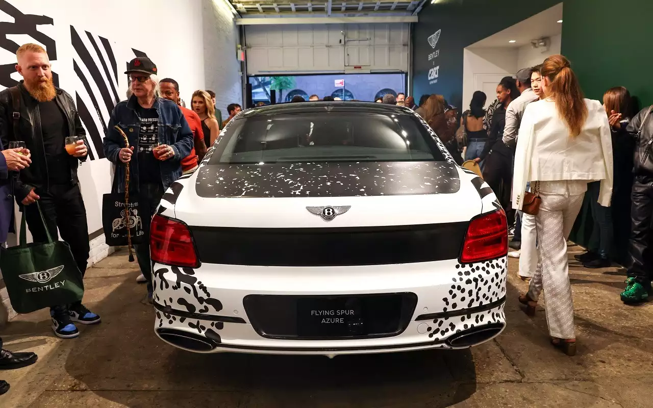 Bentley показала в Нью-Йорке электрический Torcal и светящийся Flying Spur