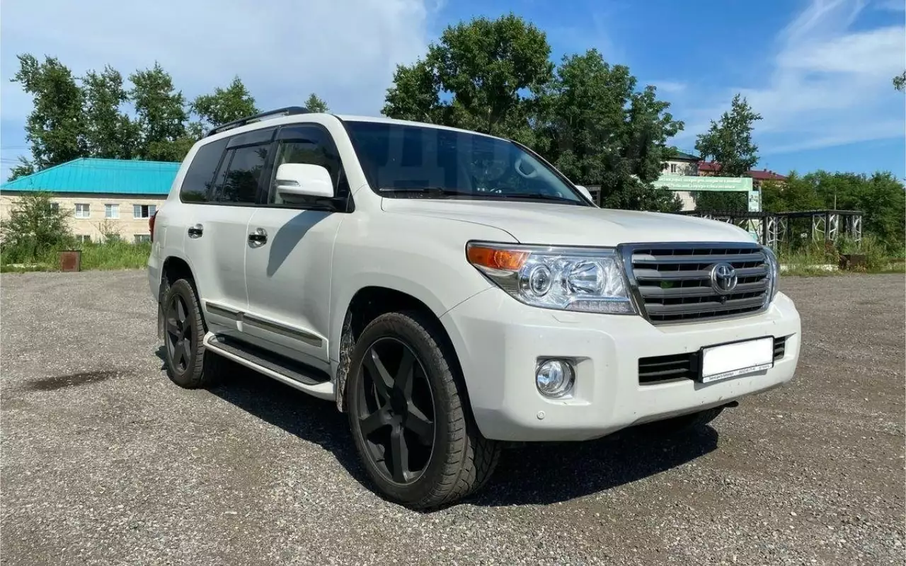 В Хабаровске продают Toyota Land Cruiser 200 с пробегом 2700 км