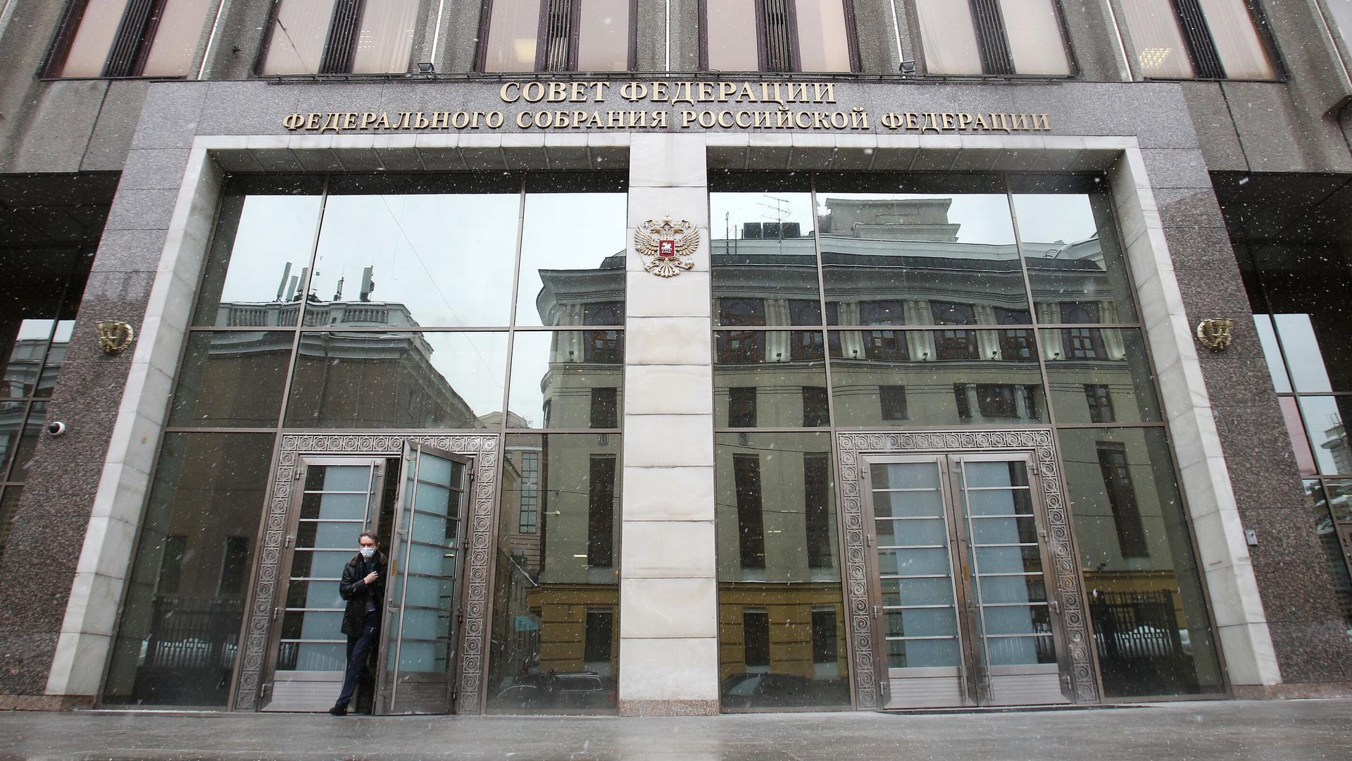 ЦБ снизил официальные курсы доллара, евро и юаня к рублю
