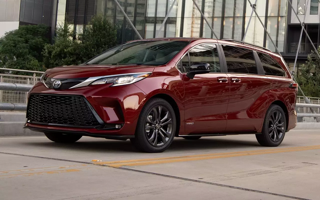 Toyota отзывает в США более 228 тысяч гибридных минивэнов Sienna