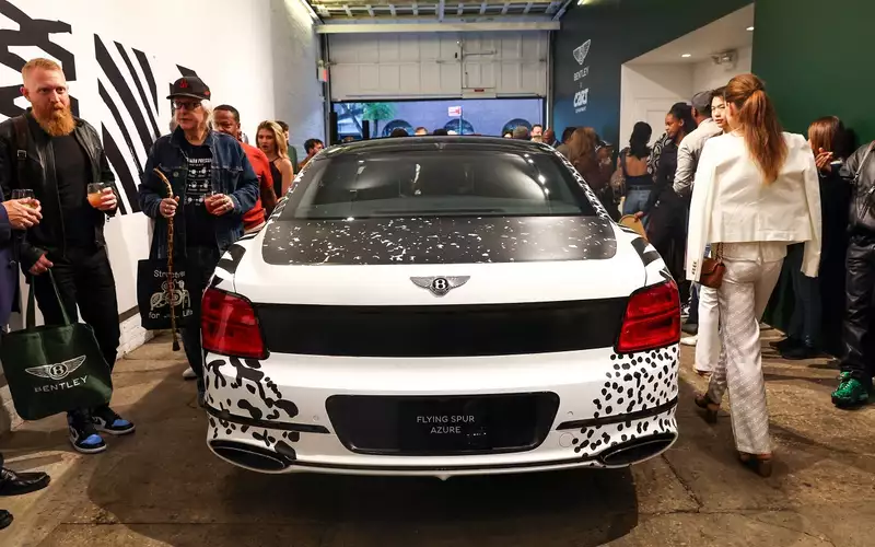 Bentley показала в Нью-Йорке электрический Torcal и светящийся Flying Spur