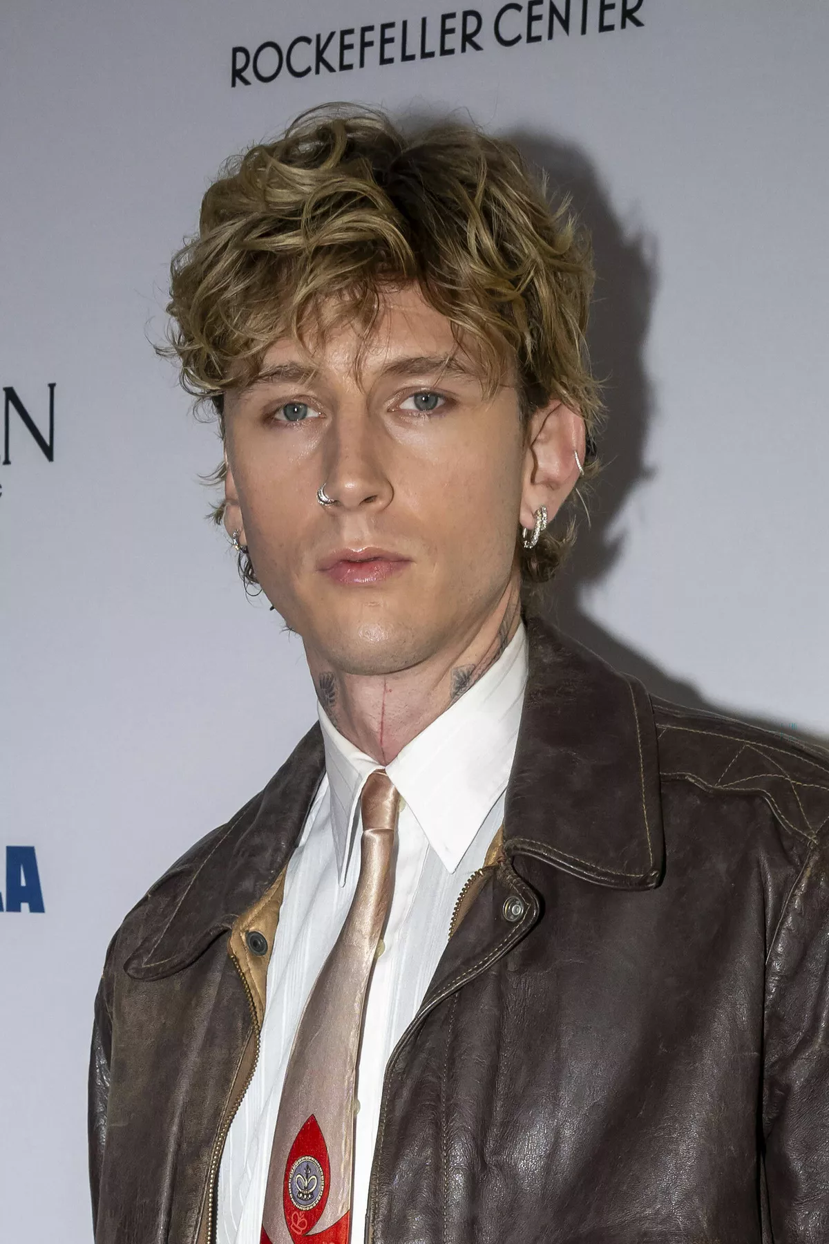 Дакоту Джонсон и Machine Gun Kelly заметили на совместном ужине в Лос‑Анджелесе