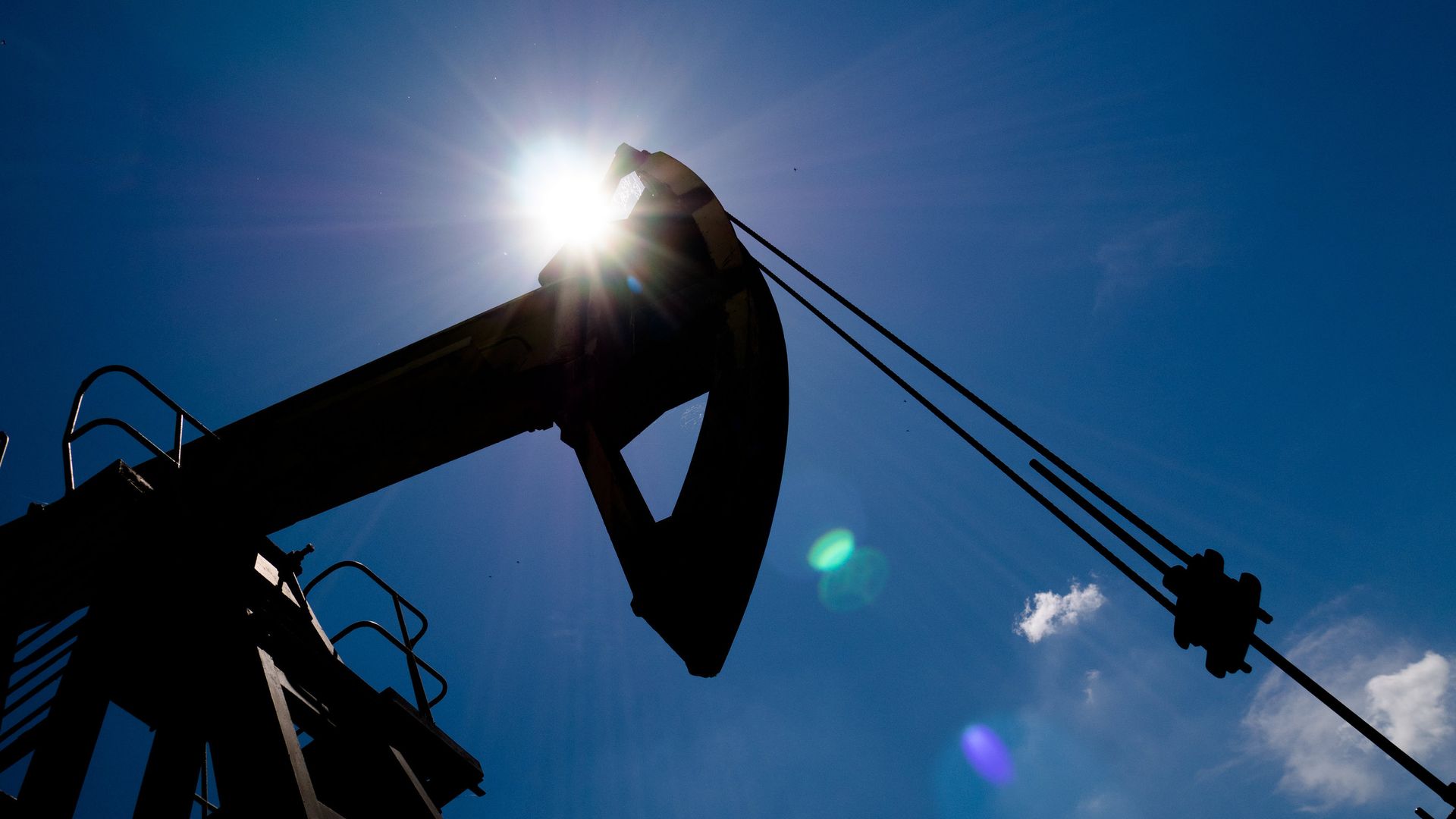 Цена нефти Brent опустилась ниже 105 долларов за баррель