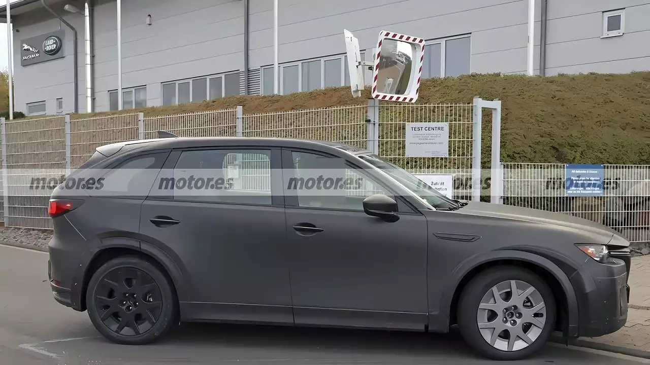 У Нюрбургринга заметили загадочный кроссовер, похожий на Mazda CX-90