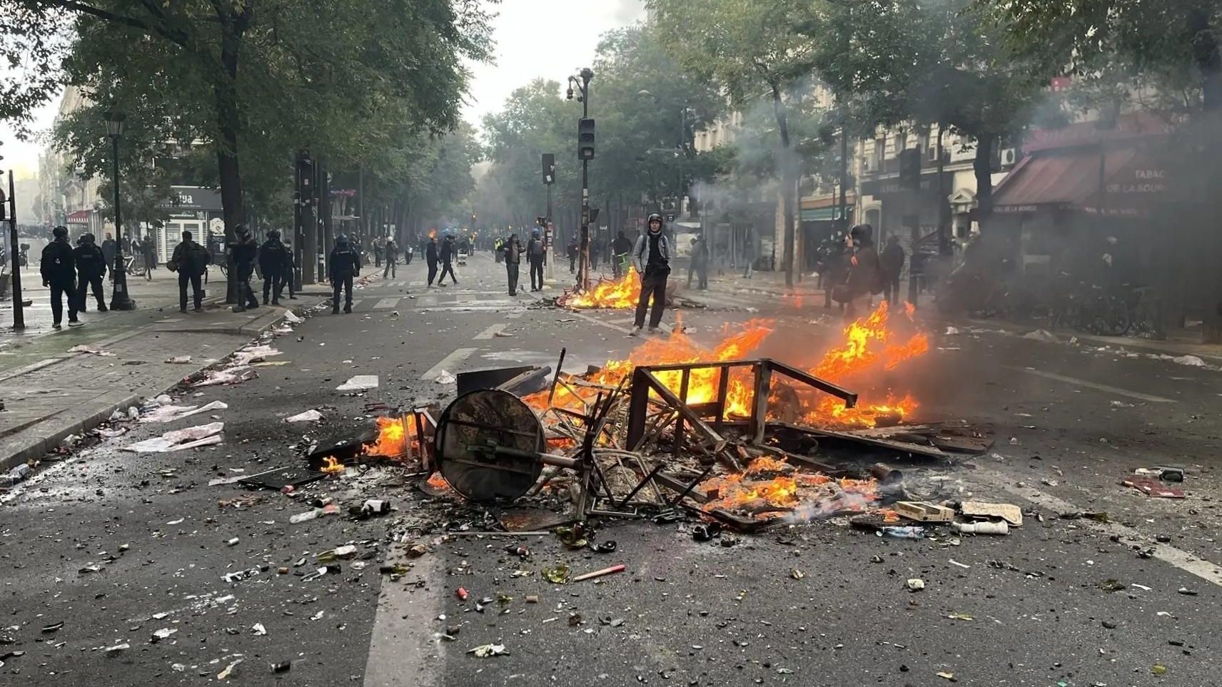 Во Франции протестующие направились к правительственным зданиям в Париже