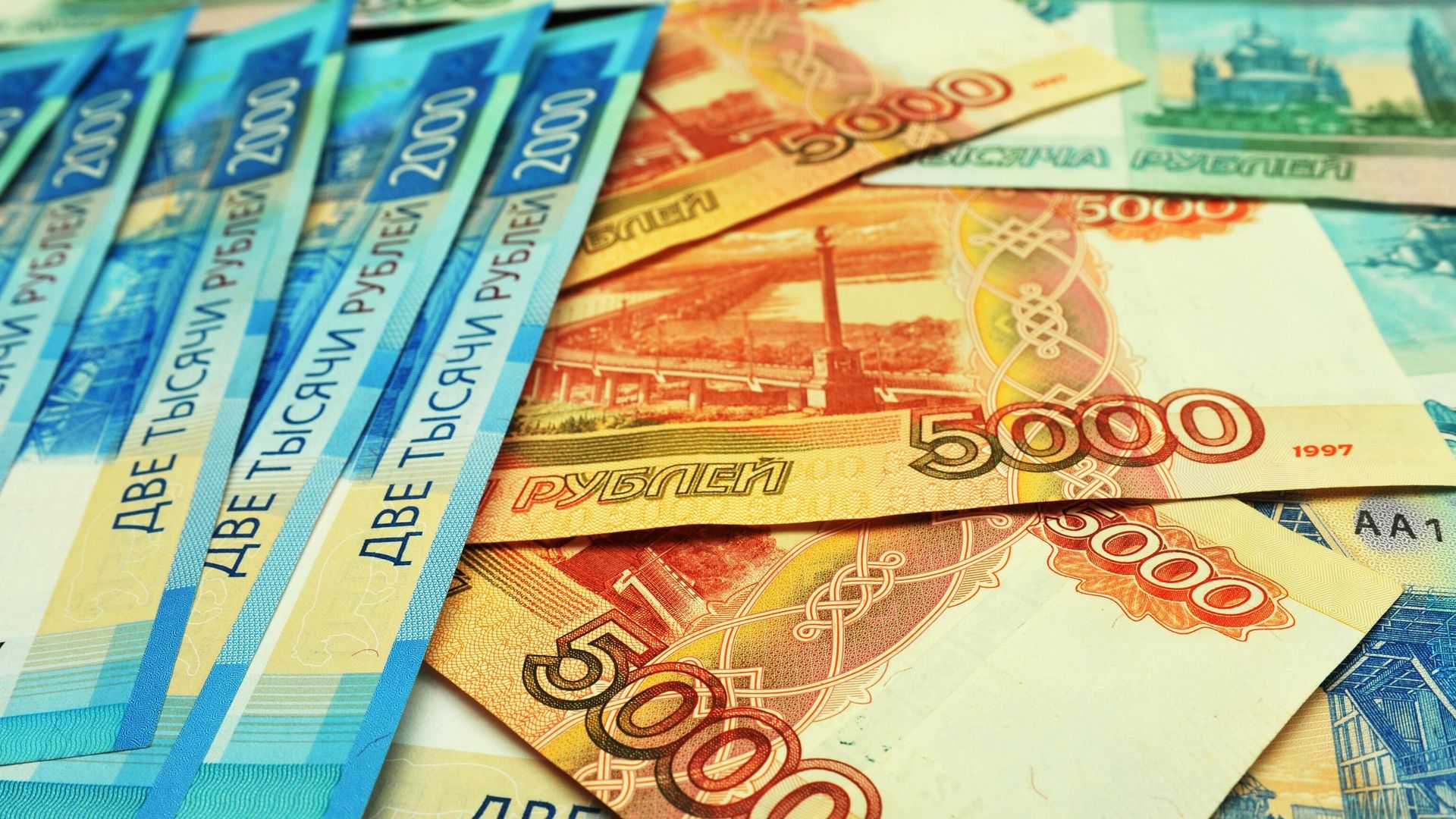 В девяти отраслях России средняя зарплата превысила 500 тысяч рублей