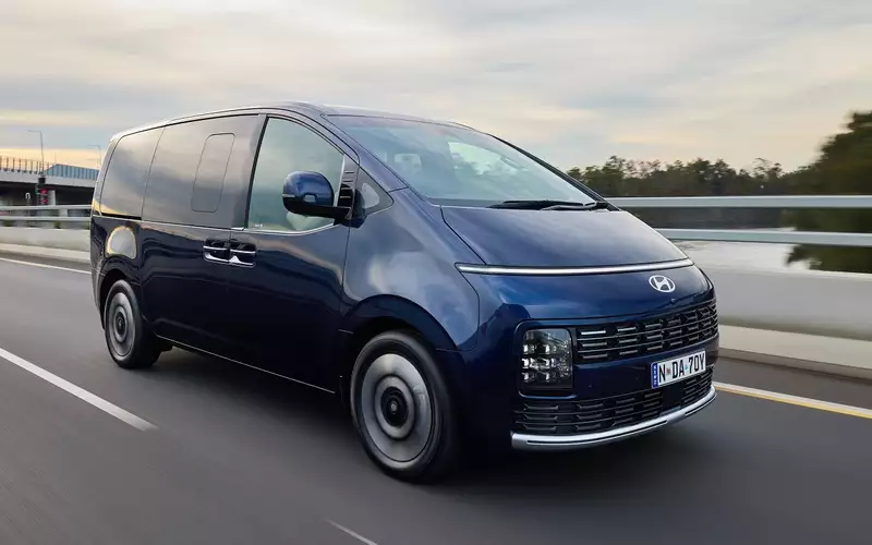 Новые Hyundai Staria 2026 года появились в России по цене от 6,39 млн рублей