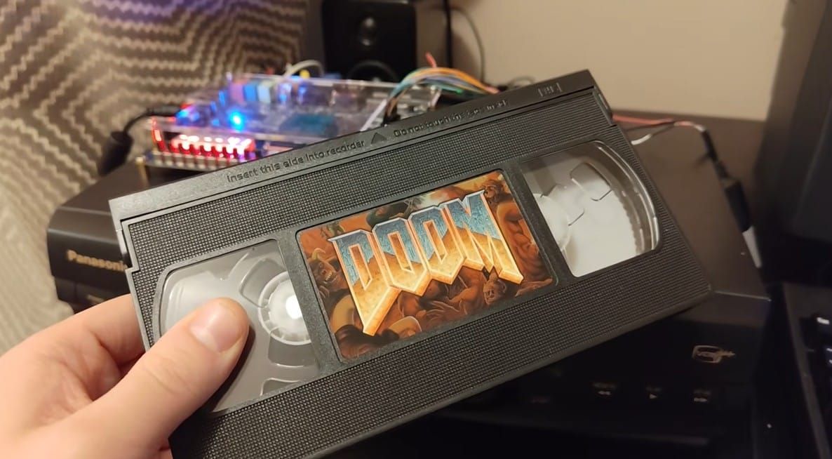 Энтузиаст создал игровую систему на базе VHS-кассет