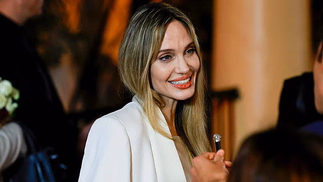 Почерк Анджелины Джоли вызвал споры в соцсетях