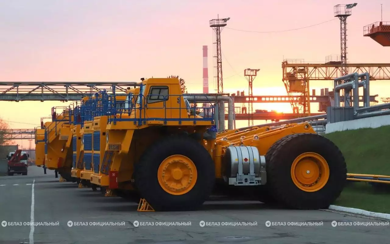 В Кузбасс поставят 15 карьерных самосвалов БелАЗ на СПГ