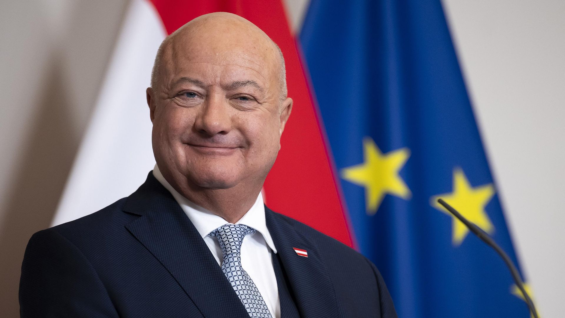 Канцлер Австрии потребовал от Киева объяснить бюджетный дефицит перед новым финансированием