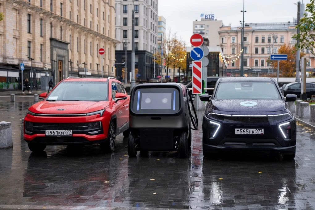 В Москве начали тестировать робота для зарядки электромобилей
