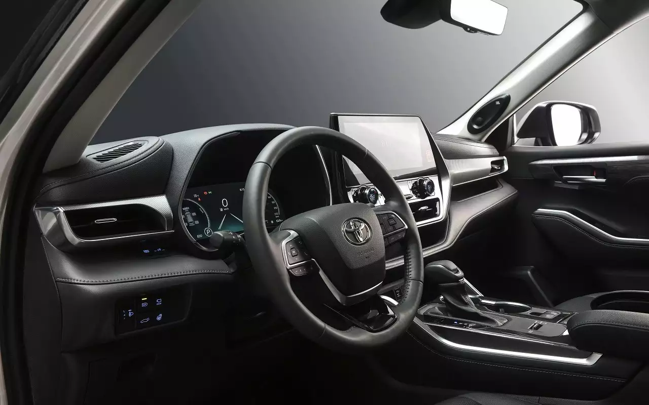 Toyota Highlander вернулся в Россию: цены и комплектации