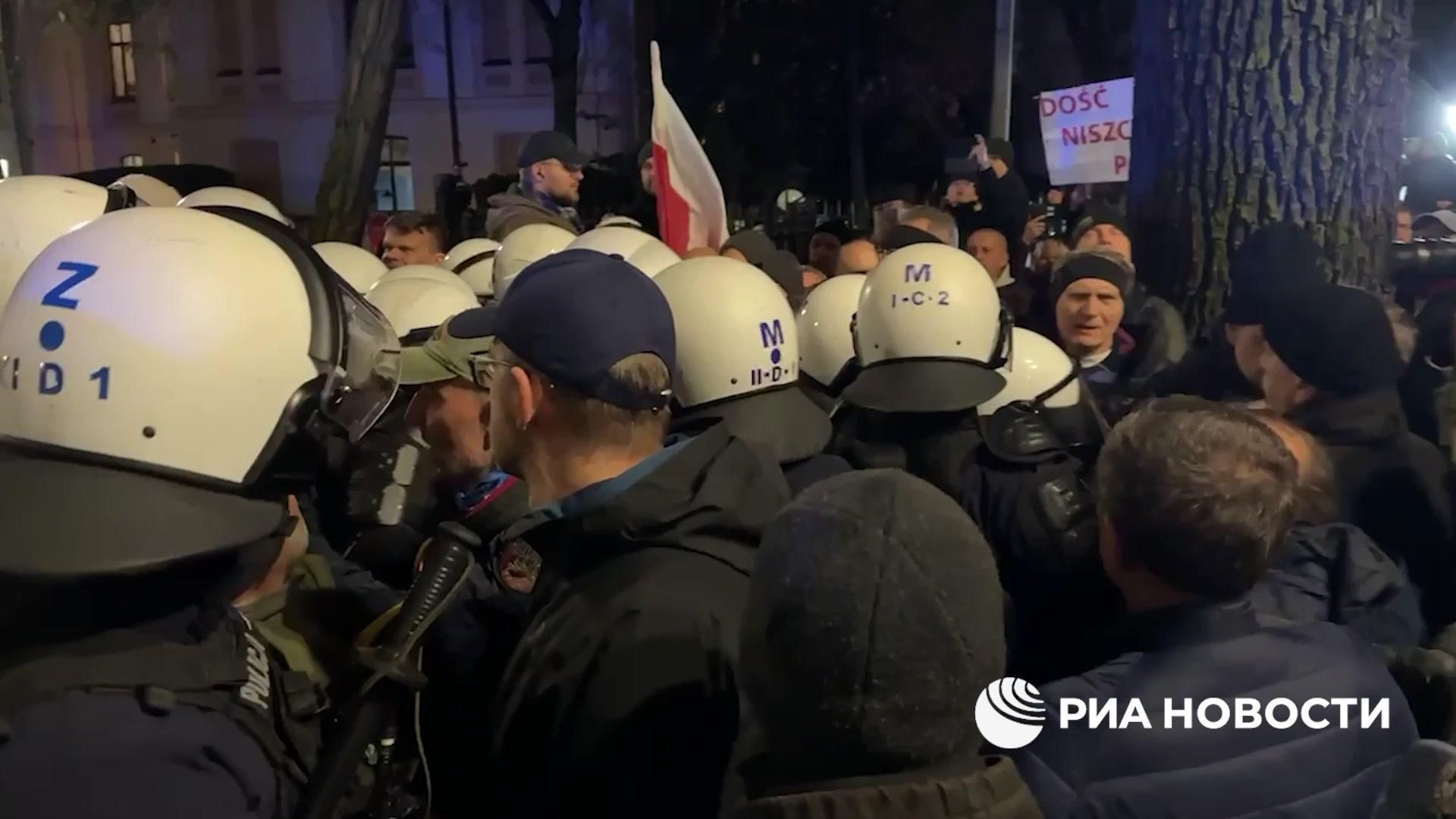 В Польше агрессивная толпа попыталась штурмовать здание Конституционного суда