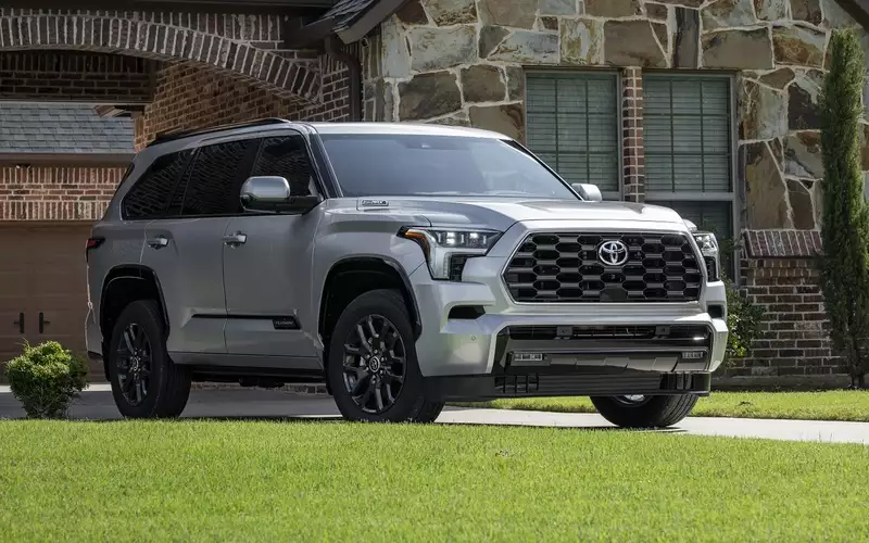 Новая Toyota Sequoia в России стоит от 11,8 млн рублей